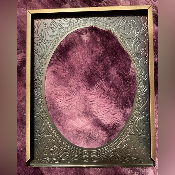 Vintage Craft Inc Embossed Metal Freestanding or Hanging Picture Frame - Picture 4 of 15